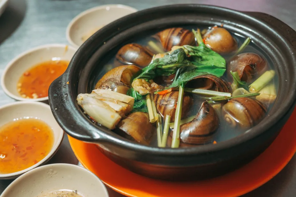 Đầu bếp và nhân viên tại quán
